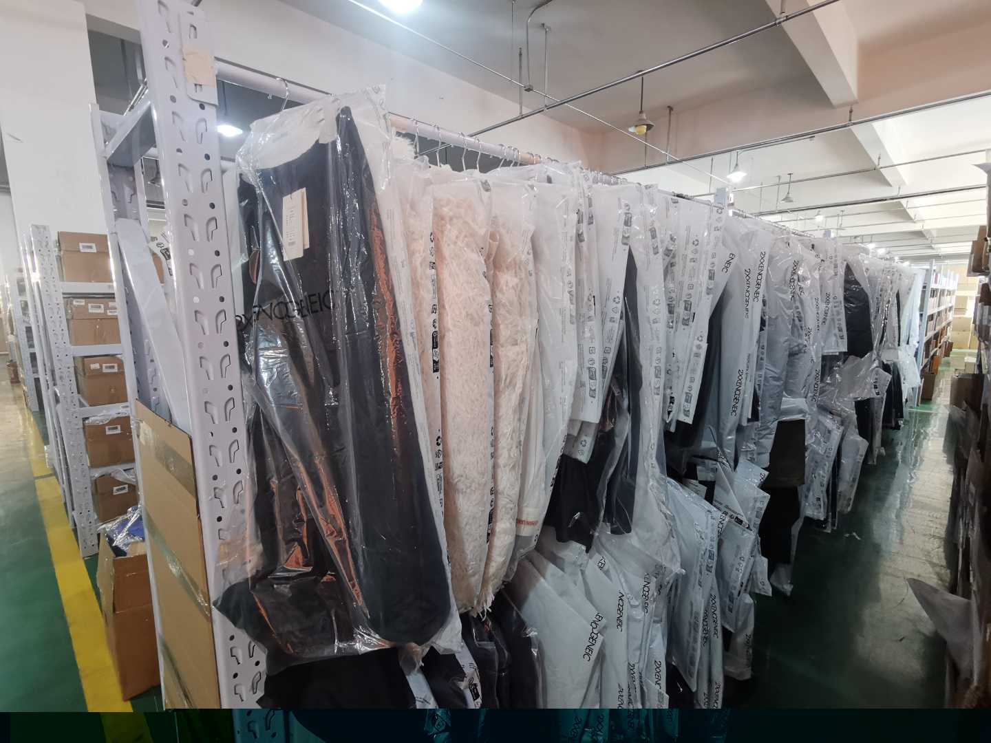 服装类商品容易产生褶皱，仓储托管在堆码和搬运过程中如何避免压褶？